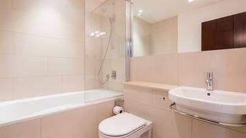 Ensemble douche/baignoire, sĂšche-cheveux, serviettes fournies, savon