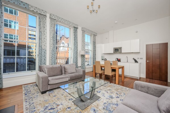 Téléviseur connecté, foyer, lecteur de DVD