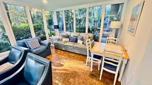 TV, offices - 6 Bedroom 4 Bath - Private Pool - Close to Beach (Hilton Head Island)