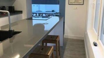 Een koelkast, een magnetron, een oven, een kookplaat