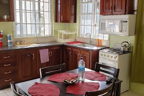 ثلاجة، ميكروويف، فرن، موقد طهي مسطح