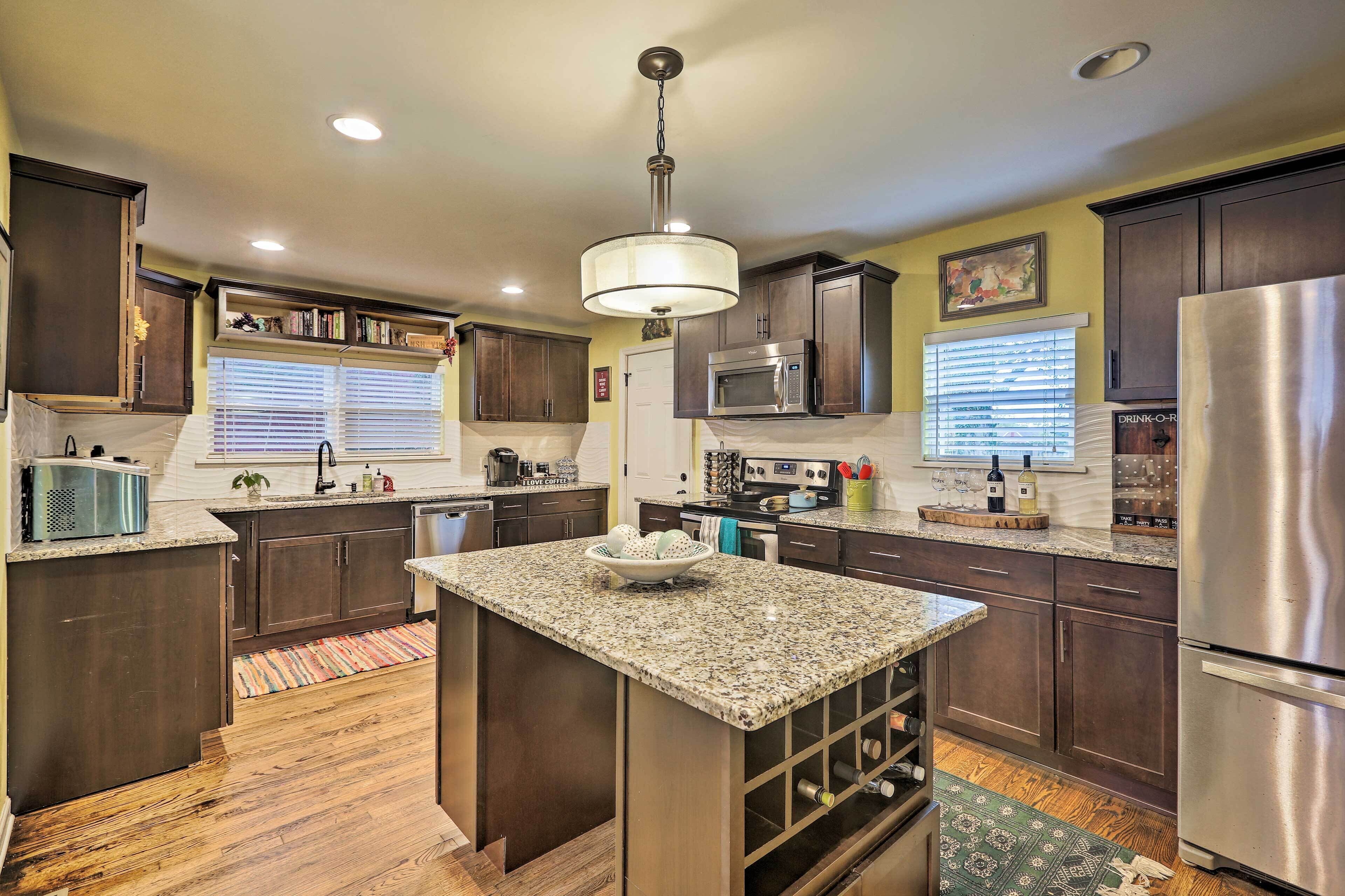 Lovely Nashville Home w/Fire Pit+Yard, 3Mi to Dwtn