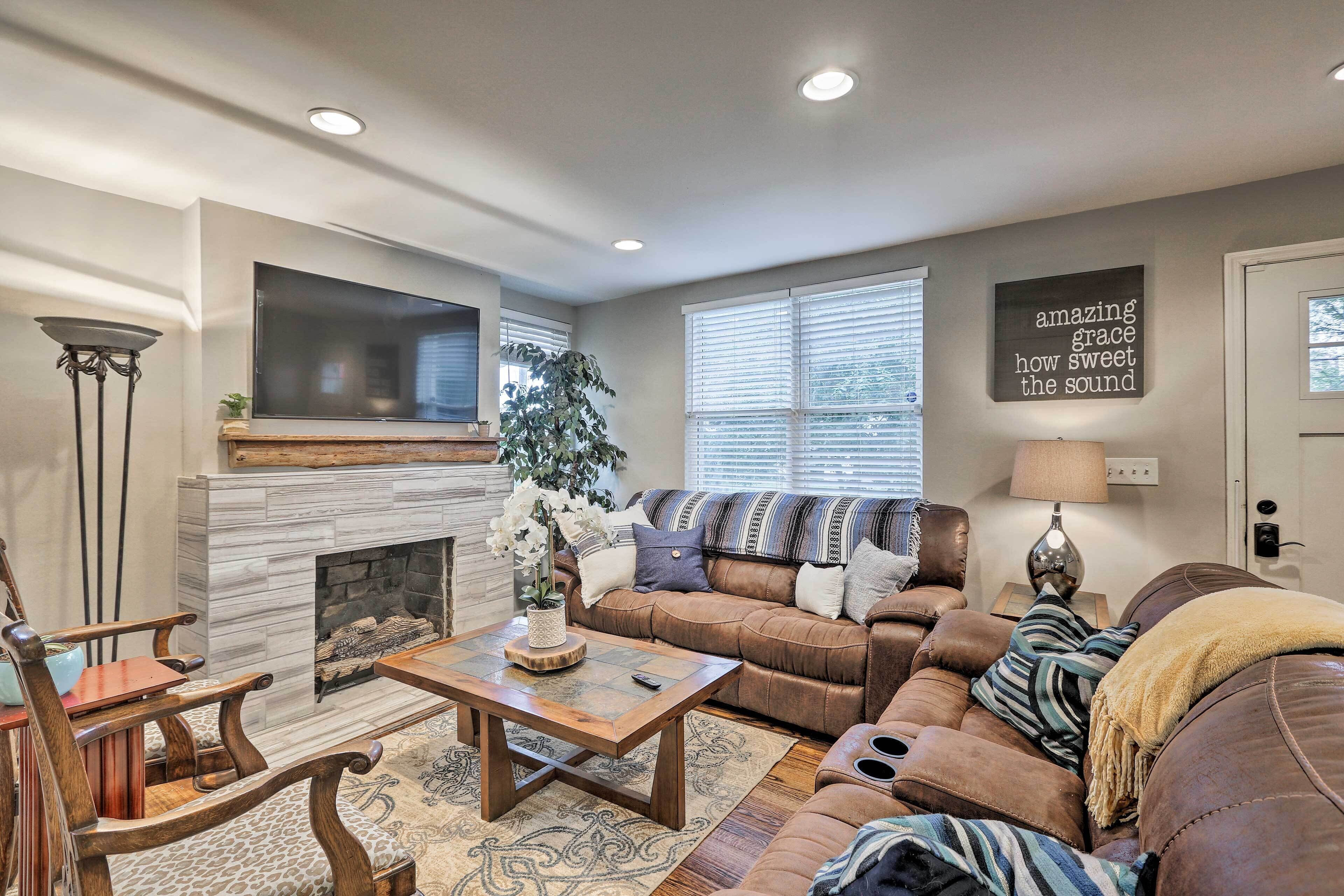 Lovely Nashville Home w/Fire Pit+Yard, 3Mi to Dwtn