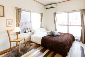 5 bedrooms, iron/ironing board, WiFi, bed sheets