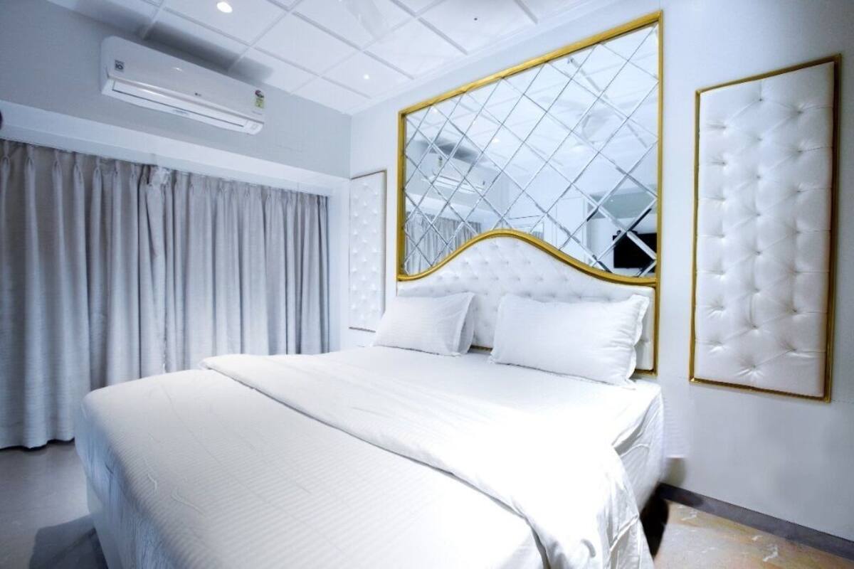 Presidential Studio Suite | In-room safe, desk, laptop workspace, soundproofing