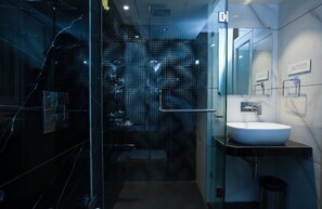 Presidential Studio Suite | Bathroom | Shower, free toiletries, hair dryer, towels - Hotel Gold Crest (Navi Mumbai)