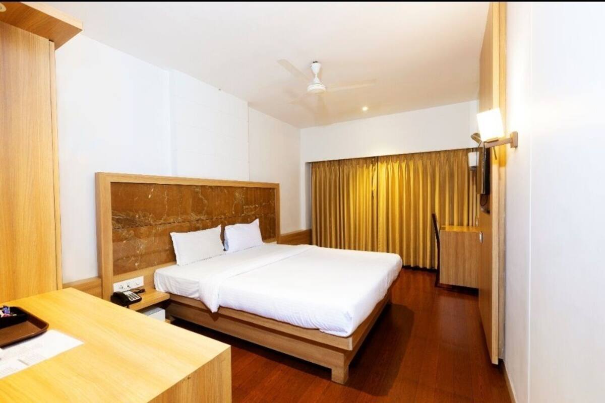 Superior Double or Twin Room | In-room safe, desk, laptop workspace, soundproofing
