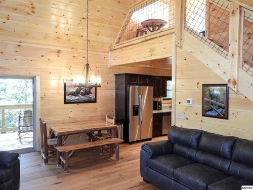 Tout nouveau chalet de 3 chambres et 3 salles de bains entièrement meublé avec salle de jeux et bain à remous