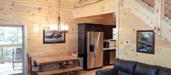 Winter discounts!  Cozy Cabin w/ Fire Pit, Game Room, Hot Tub near Downtown