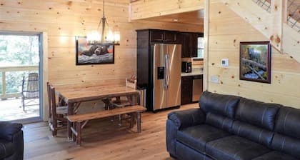 Tout nouveau chalet de 3 chambres et 3 salles de bains entiÚrement meublé avec salle de jeux et bain à remous