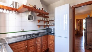 Réfrigérateur, four à micro-ondes, surface de cuisson, lave-vaisselle