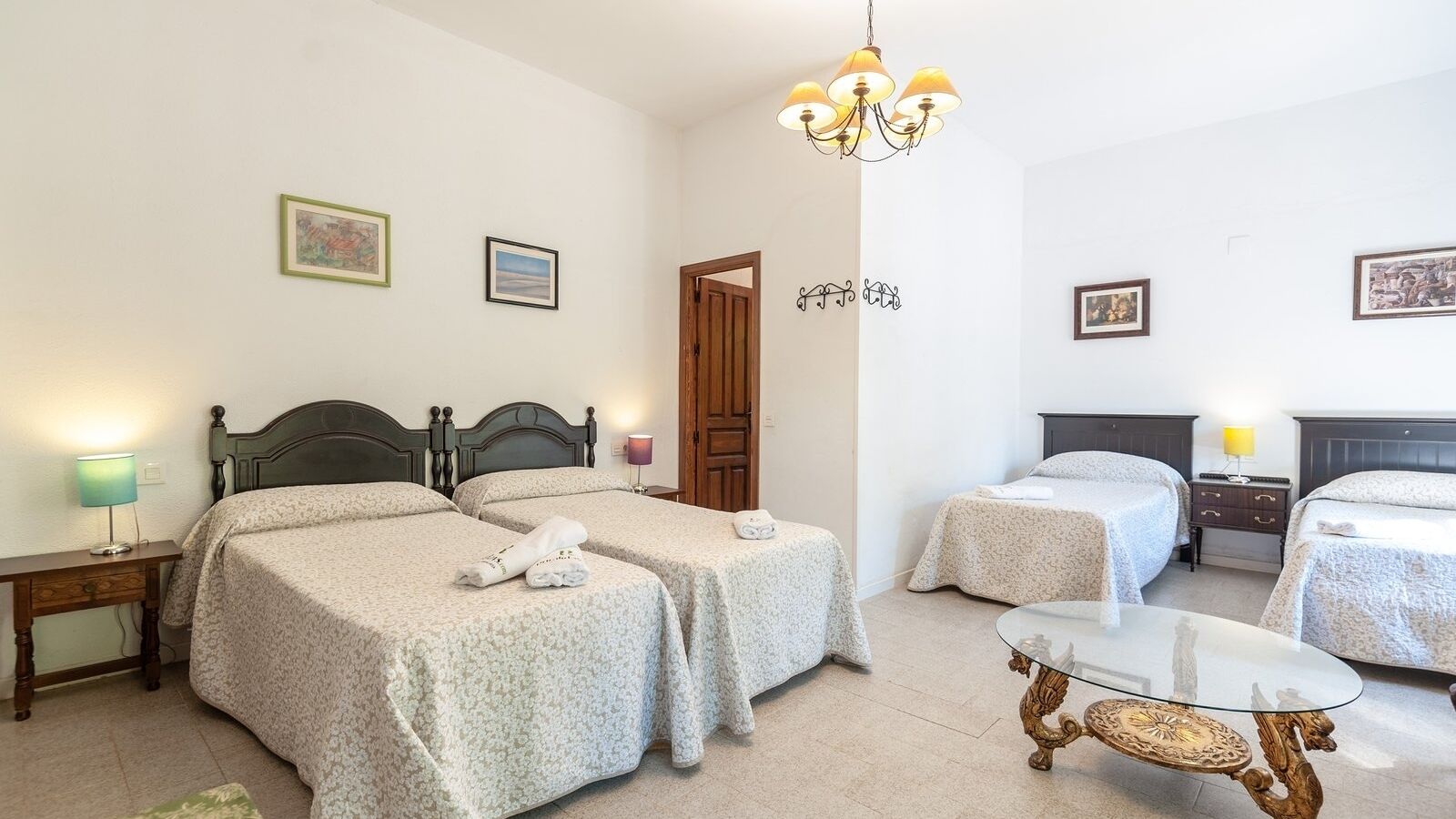 5 chambres, fer et planche à repasser, lit parapluie, Wi-Fi