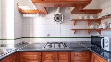 Kühlschrank, Mikrowelle, Herdplatte, Geschirrspüler