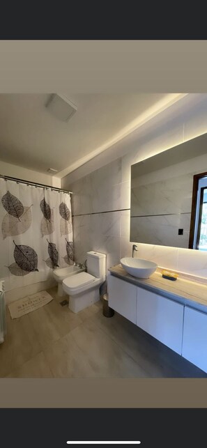 ヘアドライヤー、ビデ、タオル、石鹸