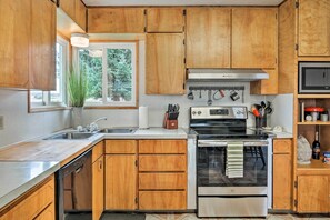 Fridge, microwave, stovetop, dishwasher - Farmhouse in Country Setting Near Gravity Hill (Grangeville)