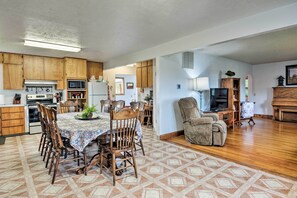 Dining - Farmhouse in Country Setting Near Gravity Hill (Grangeville)