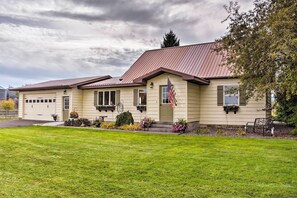 Exterior - Farmhouse in Country Setting Near Gravity Hill (Grangeville)