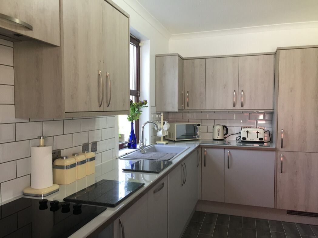 Jääkaappi, mikroaaltouuni, uuni, liesi