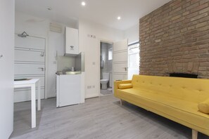 Basic Studio Suite | Living area | Smart TV, Netflix - Rentaly London - Green Lanes - Studio 2 (London)