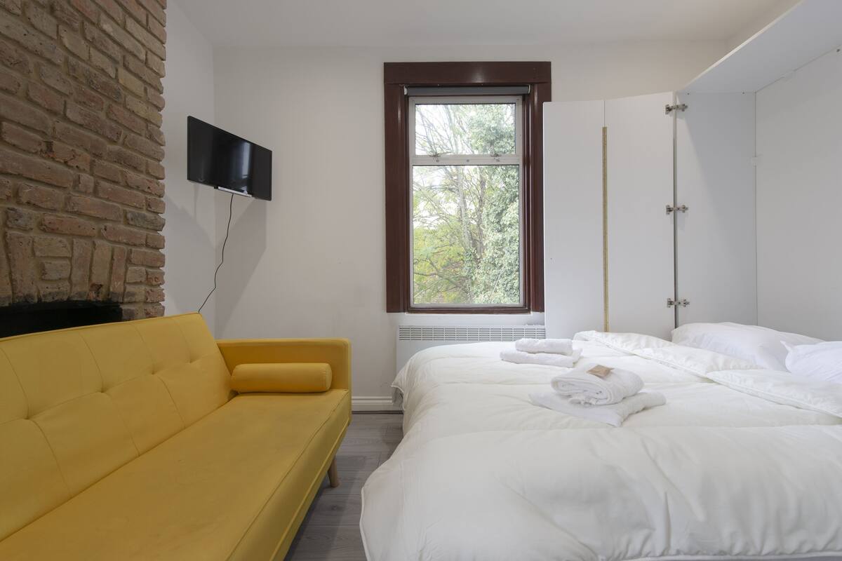 Basic Studio Suite | Egyptian cotton sheets, premium bedding, desk, laptop workspace