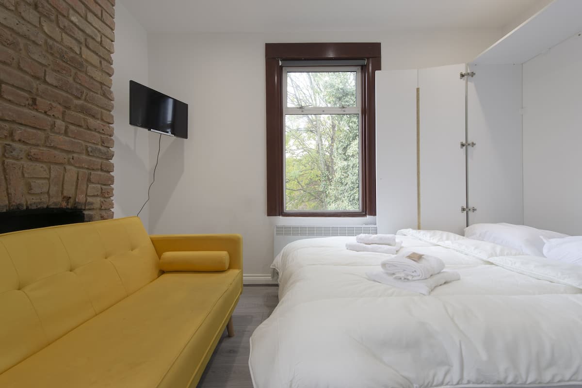 Basic Studio Suite | Egyptian cotton sheets, premium bedding, desk, laptop workspace