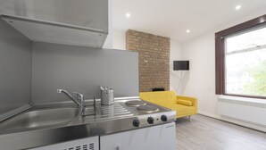 Basic Studio Suite | Private kitchen | Coffee/tea maker, oven, electric kettle, cookware/dishes/utensils - Rentaly London - Green Lanes - Studio 2 (London)
