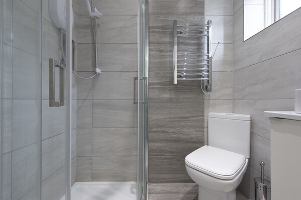 Basic Studio Suite | Bathroom shower