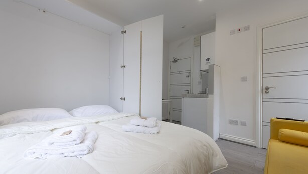 Basic Studio Suite | Egyptian cotton sheets, premium bedding, desk, laptop workspace - Rentaly London - Green Lanes - Studio 2 (London)