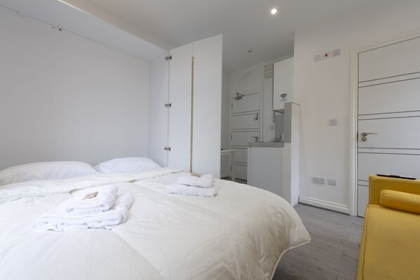 Basic Studio Suite | Egyptian cotton sheets, premium bedding, desk, laptop workspace - Rentaly London - Green Lanes - Studio 2 (London)