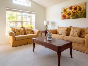 TV - 4 Bed and 3 Bath in Perfect Location with pool by Florida Dream Home (Kissimmee)