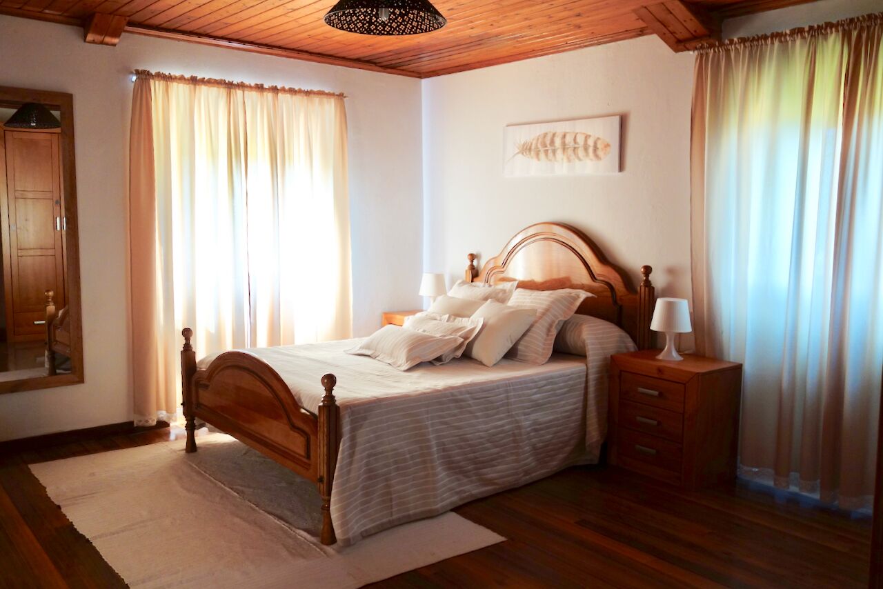 Country house with large garden, ocean views and a 5 minute walk to the beach!