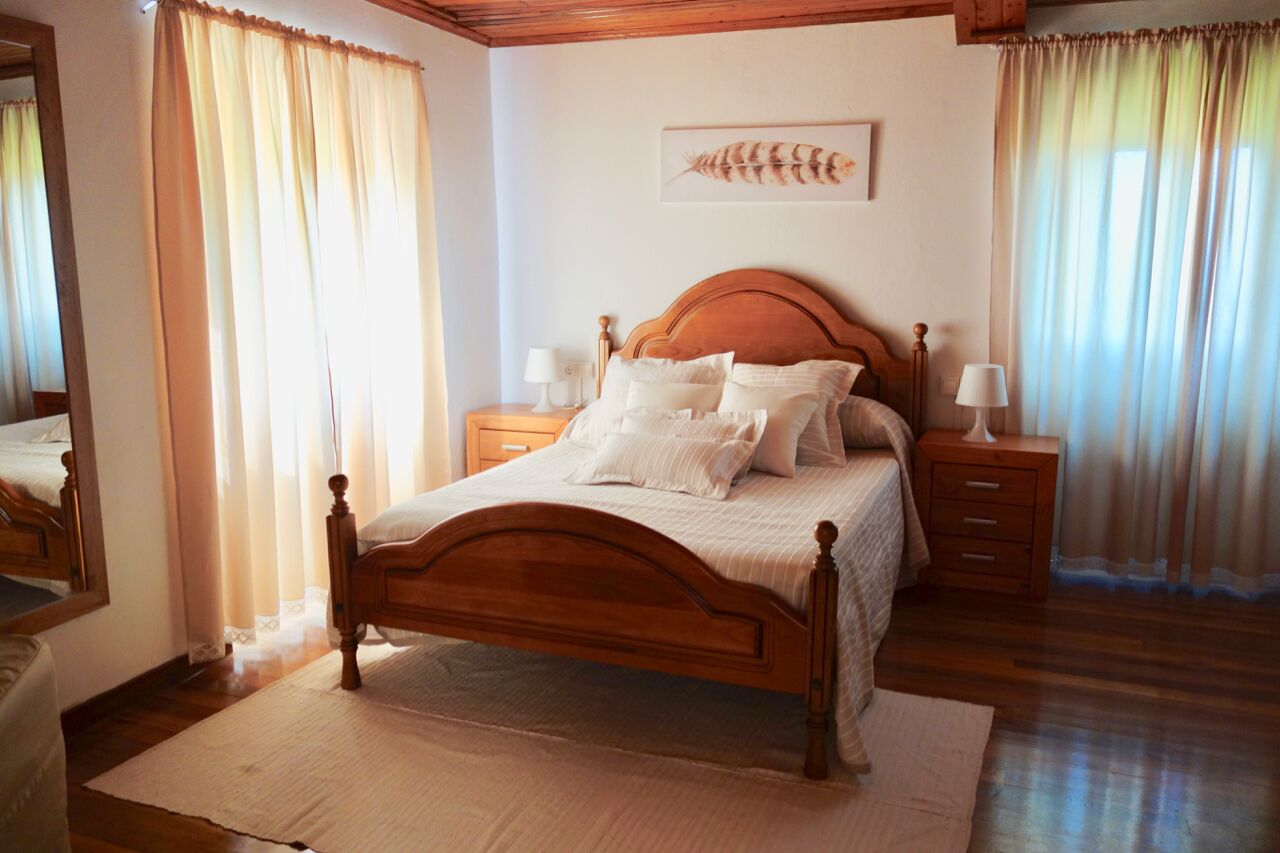 Country house with large garden, ocean views and a 5 minute walk to the beach!