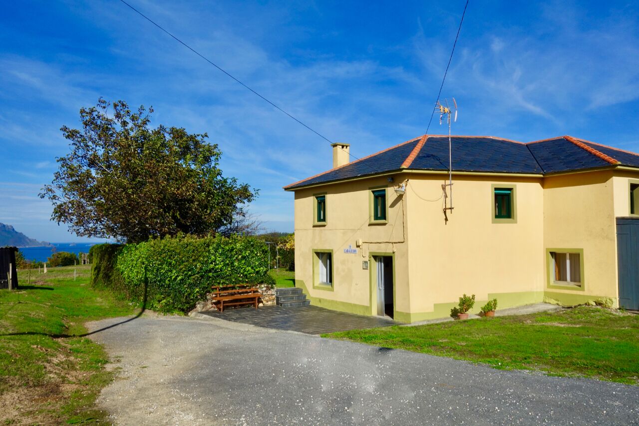 Country house with large garden, ocean views and a 5 minute walk to the beach!