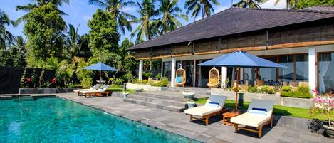 Alberca al aire libre y alberca infinita