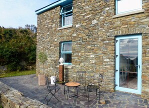 Outdoor dining - The Blue House -Tara´s Land with fantastic sea views (Bantry)