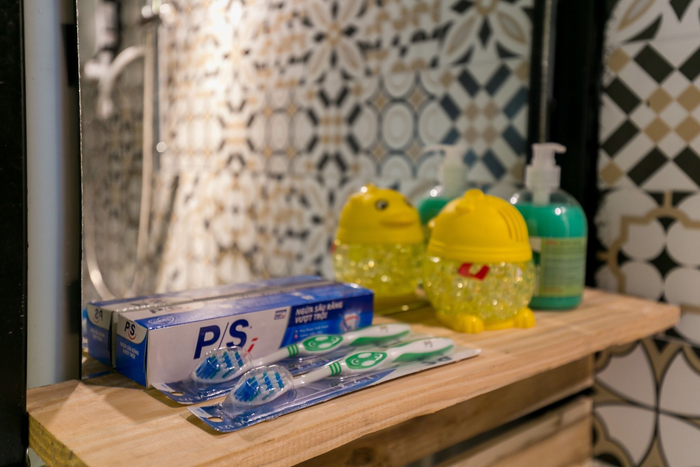 Een badkamerplank met mondverzorgingsproducten, zoals tandenborstels, tandpasta en mondwater.