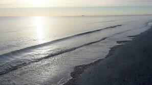 Perto da praia, espreguiçadeiras 