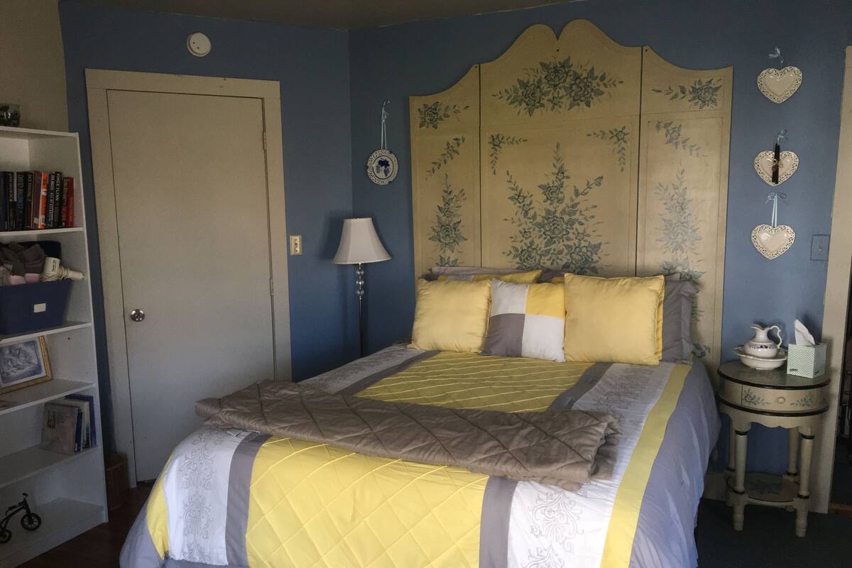 Kensington | WiFi (free), individually decorated, individually furnished, bed sheets