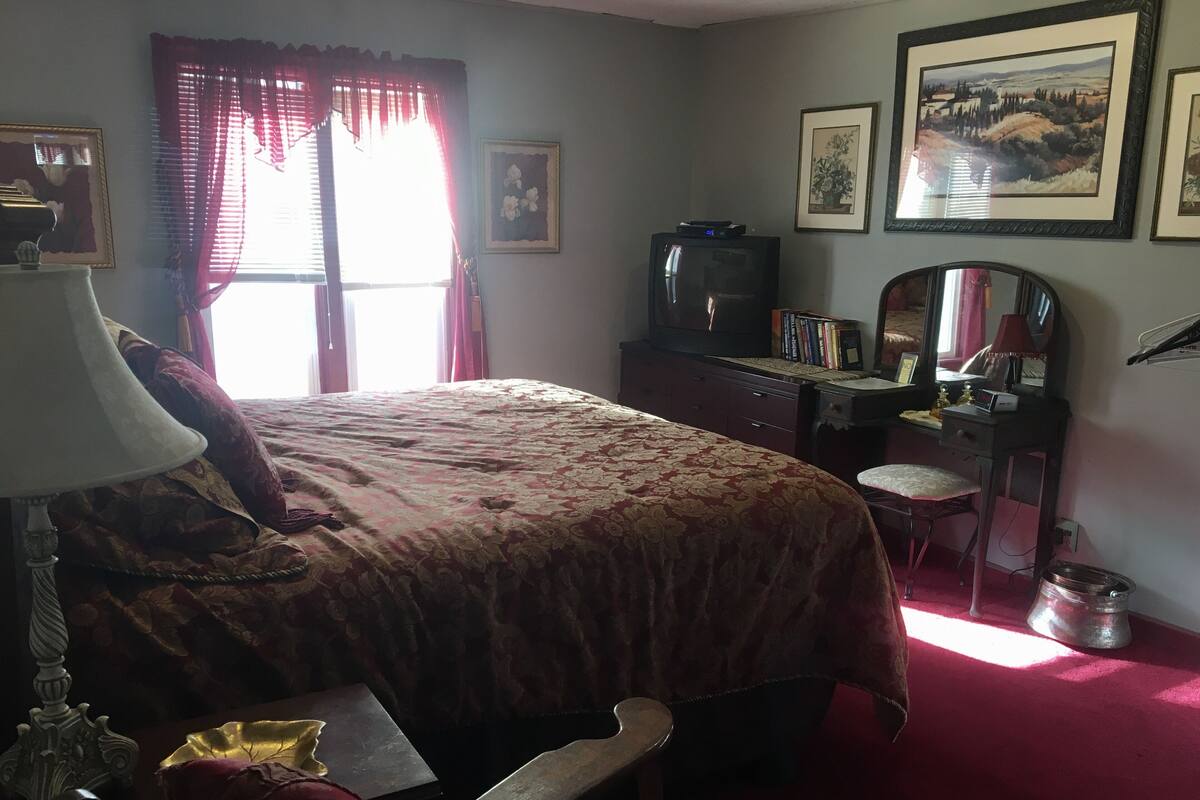 King James | WiFi (free), individually decorated, individually furnished, bed sheets