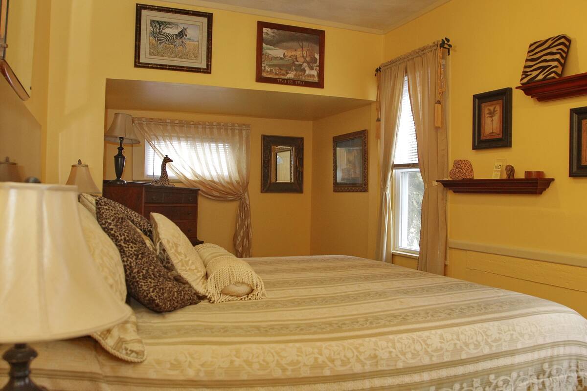 Lady Jayne | WiFi (free), individually decorated, individually furnished, bed sheets