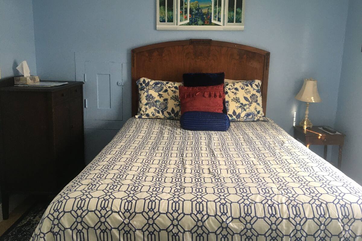 Lady Spencer | WiFi (free), individually decorated, individually furnished, bed sheets