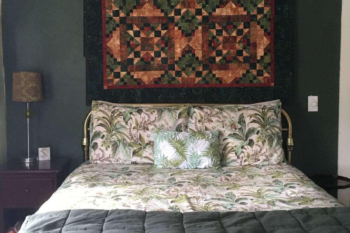 Magnolia Garden | WiFi (free), individually decorated, individually furnished, bed sheets