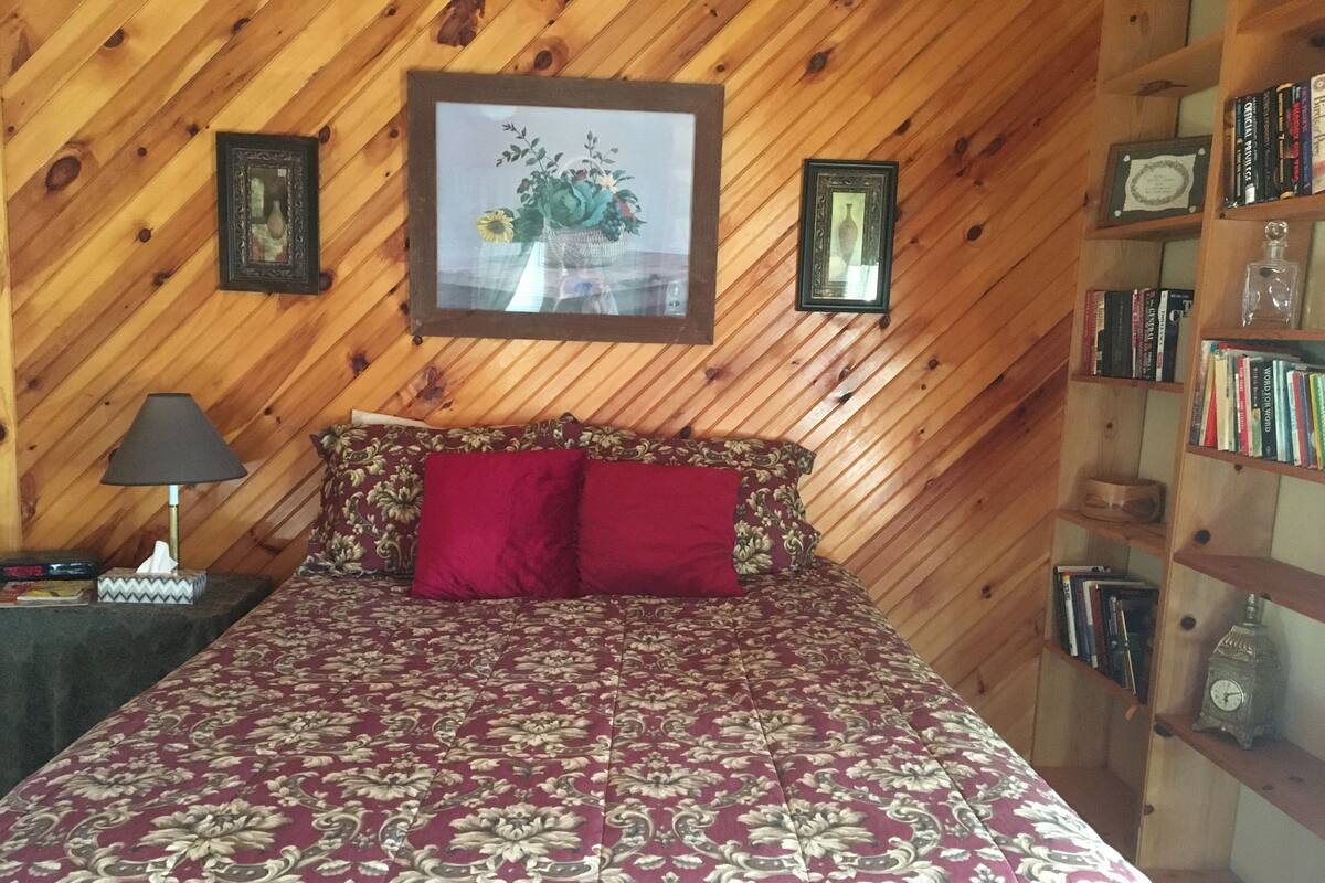 Durham | WiFi (free), individually decorated, individually furnished, bed sheets