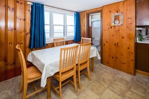 Cottage 5, 2 Bedrooms, Non Smoking (Tuna - Ocean Front) | In-room dining