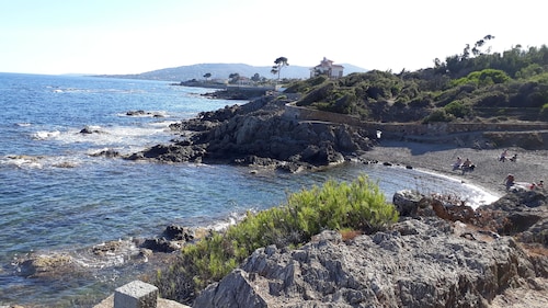 Apartment "feet in the water" in St Aygulf