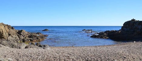 På stranden