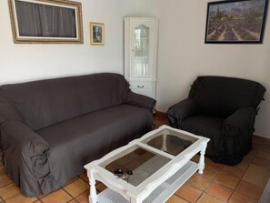 Fernseher, DVD-Player, Bücher, Musikbibliothek