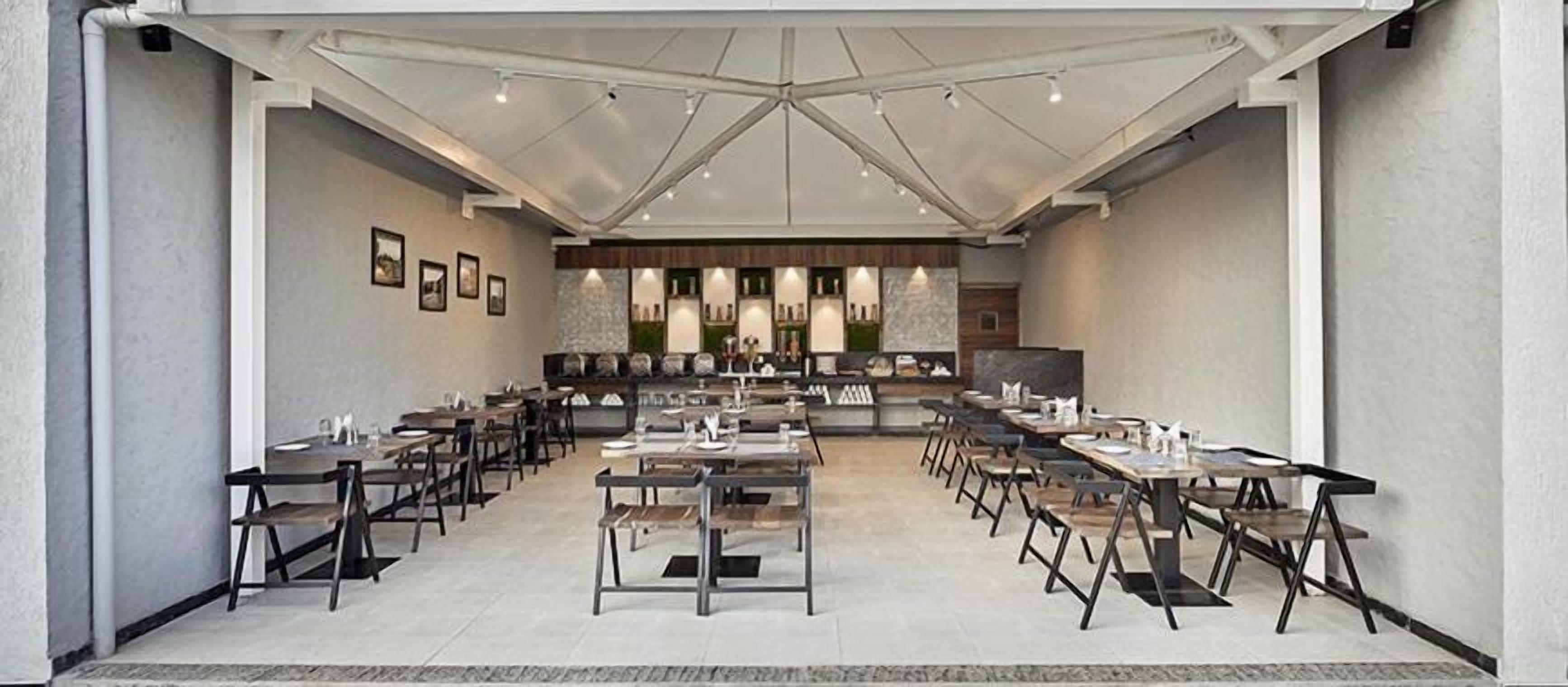 Serveert ontbijt, lunch, diner, Indische gerechten 