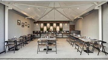 Serveert ontbijt, lunch, diner, Indische gerechten