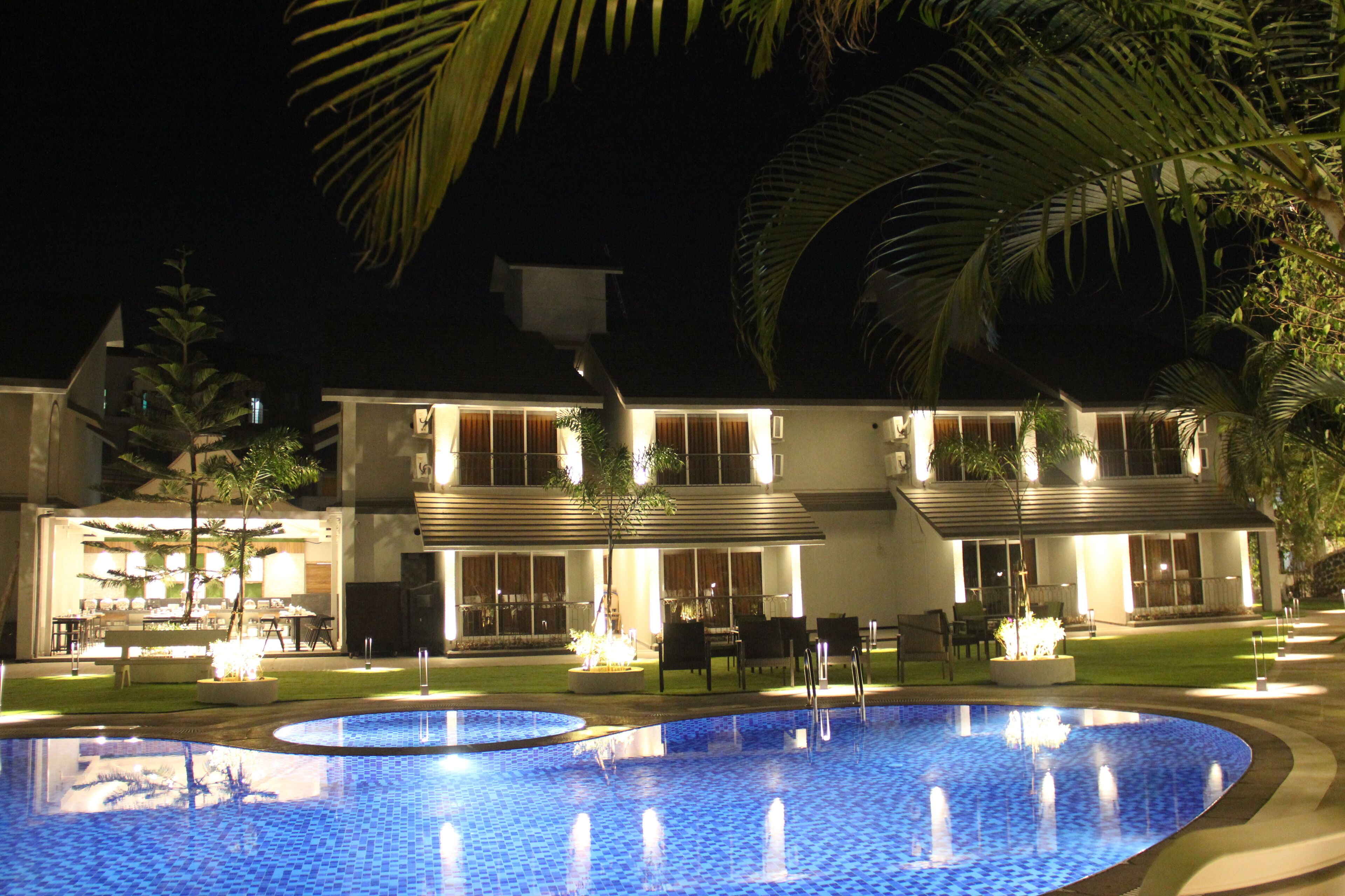 Fachada da propriedade à noite